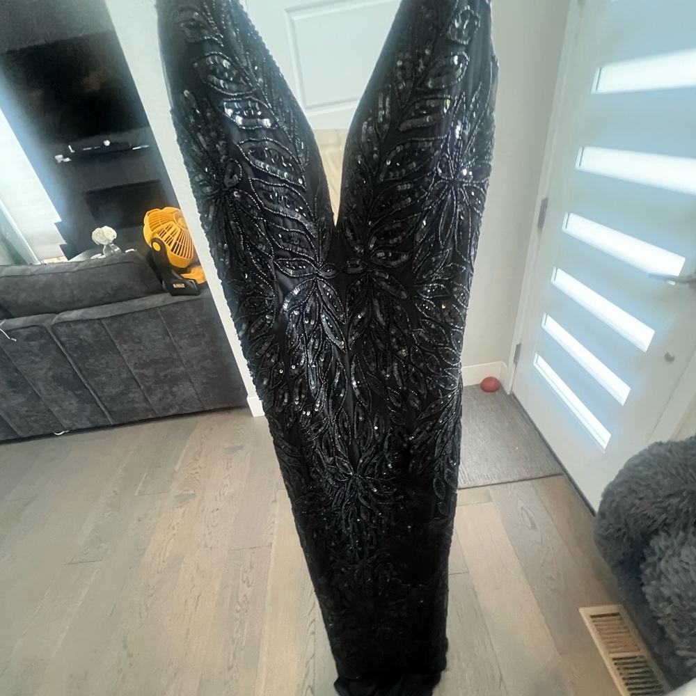 MAC DUGGAL | EMBELLISHED LEAF EVENING GOWN #5107 size 2 - Picture 8 of 9